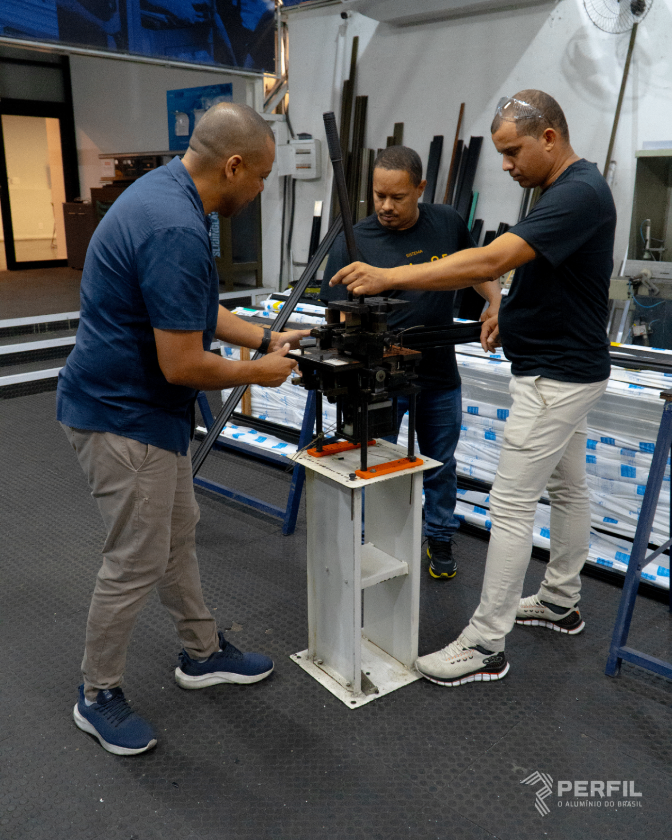 Demonstração prática de montagem e operação de equipamento durante o curso presencial.