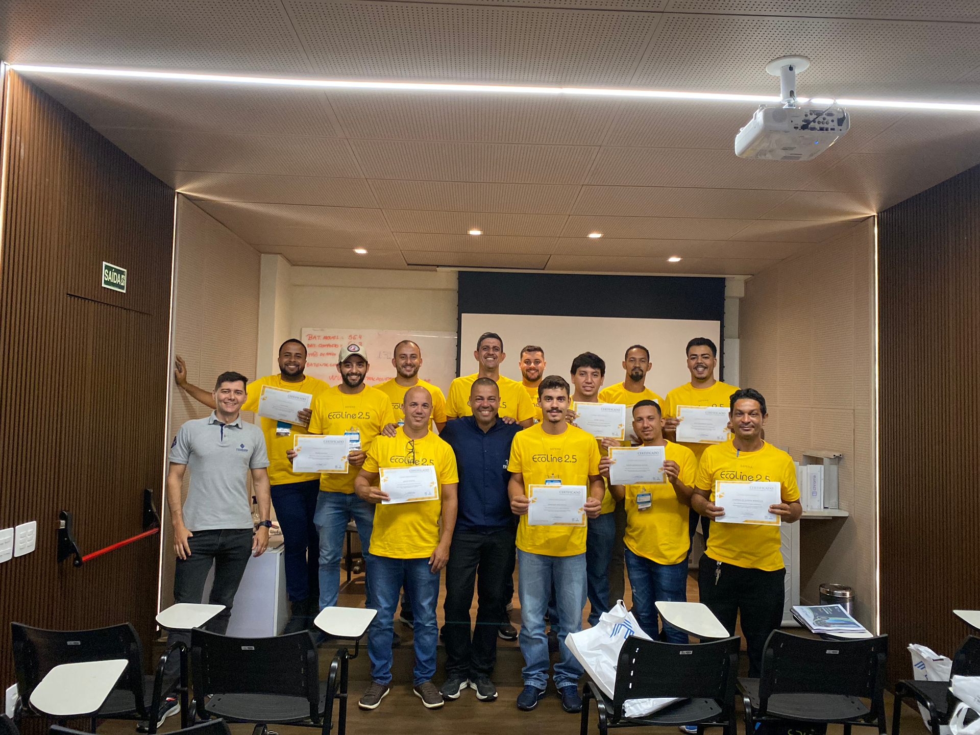 Turma do curso Ecoline 2.5 reunida com certificados ao final da formação.